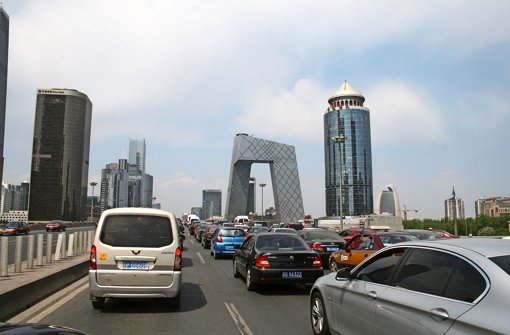 Auf den Straßen von Peking geht es meist nur im Schritttempo voran. Trotzdem wird die Zahl der Fahrzeuge in Zukunft noch deutlich zunehmen. Foto: Gerster