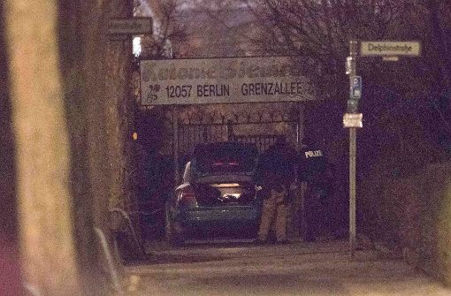 Polizeibeamte stehen vor einem Fahrzeug in Berlin-Neukölln. In einer Mietwohnung in Berlin-Neukölln hat ein 63-Jähriger eine Frau in seine Gewalt gebracht. Foto: dpa