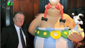So kann es gehen: Albert Uderzo wird von seiner Schöpfung Obelix um einiges überragt. Foto: dpa