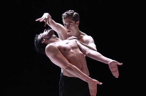 Marco Goeckes „Nijinsky“ verlässt sich  80 Minuten lang auf karger Bühne ausschließlich auf den Tanz – schließlich geht es um den legendären Tänzer Vaslav Nijinsky. Foto: Regina Brocke