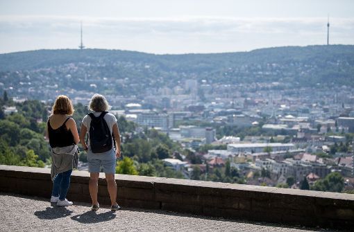 Blick auf Stuttgart: Doch wie sieht es im Kessel während der Sommerferien aus? Ist es ruhiger als sonst oder ist gar mehr los? Wir haben uns umgeschaut. Foto: dpa