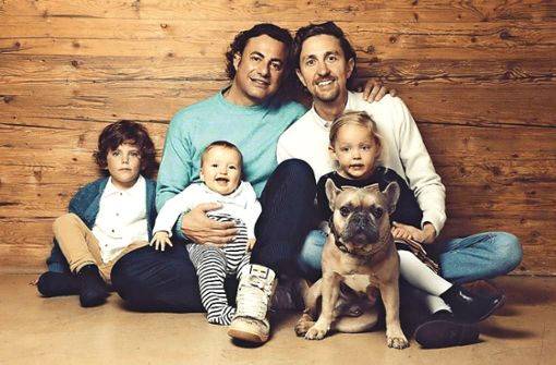 Johnny und Stefan   aus Stuttgart mit den  Zwillingen und dem dritten Baby der selben Leihmutter – auch der Hund gehört zur Familie. Foto: privat