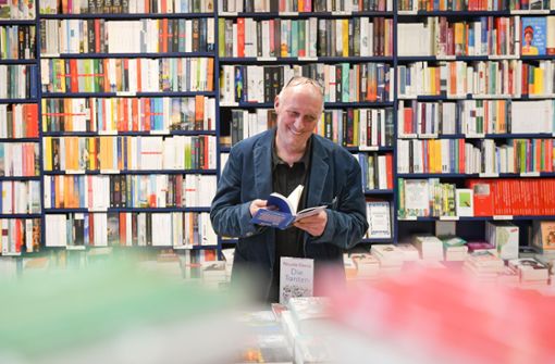 Mathias Gross, der auch den Stuttgarter Verlag Klett-Cotta vertritt,  macht auf seiner Tour Station in der Sillenbucher Buchhandlung Papyrus. Foto: Lichtgut/Max Kovalenko