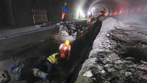 In einem Graben im Darmsheimer  Tunnel werden gegenwärtig die Löschwasserleitungen  verlegt. Foto: factum/Granville