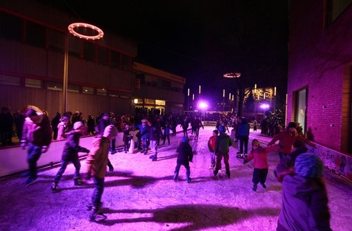 Zur Eröffnung am Donnerstag schon gut besucht: die Eisbahn beim EInkaufszentrum Mercaden Foto: factum / granville