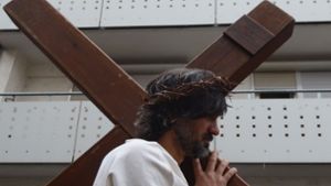 Auch in diesem Jahr wird der Jesus-Darsteller ein 30 Kilogramm schweres Holzkreuz durch Bad Cannstatt tragen. Foto: dpa