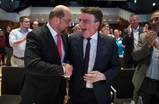 Martin Schulz beglückwünscht Mike Groschek zur Wahl als neuem Landesvorsitzenden in NRW. Foto: dpa