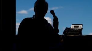 Durch den Anruf  falscher Polizisten ließ sich am Donnerstag ein Senior in Backnang nicht aufs Glatteis führen. Foto: dpa / Julian Stratenschulte