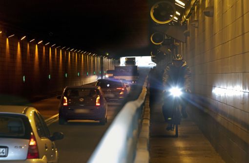 Radfahrern bleibt im Flughafentunnel wenig Platz. Foto: Ines Rudel