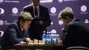 Sergej Karjakin (l.) hat gegen den Titelverteidiger Magnus Carlsen verloren. Foto: dpa