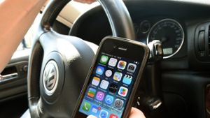Aktuellen Studien zufolge ist der Anstieg der tödlichen Unfälle im Straßenverkehr auf die Ablenkung durch Smartphones zurückzuführen. Foto: dpa
