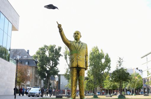 Kunstaktion: Eine goldene Statue des türkischen Staatspräsidenten Recep Tayyip Erdogan sorgt für Diskussionen in Wiesbaden. Foto: dpa