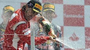 Fernando Alonso feiert seinen Sieg in Silverstone. Foto: AP