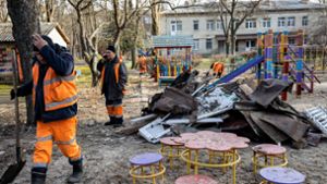 Schrecken in Kiew: Hilfskräfte säubern einen Spielplatz in der Nähe eines Kindergartens, der von einer russischen Drohne zerstört wurde. Foto: dpa/Oleksii Chumachenko