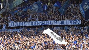 Die Fans des Karlsruher SC stimmten für ein neues Wildparkstadion Foto: dpa