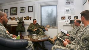Brigadegeneral Markus Laubenthal leitet eine  Besprechung mit US-Offizieren im Hauptquartier der US-Army in Wiesbaden. Foto: US-Army