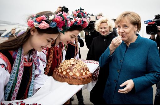 Kanzlerin Angela Merkel (CDU) wird am Flughafen mit Brot und Salz begrüßt, Foto: dpa