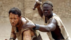 Kritik an Gladiator 2 (Szenenbild aus Teil 1 mit Russel Crowe, l. und Djimon Hounsou). Foto: imago images/Everett Collection