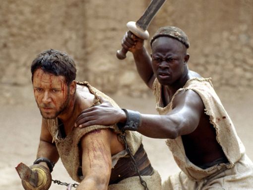 Kritik an Gladiator 2 (Szenenbild aus Teil 1 mit Russel Crowe, l. und Djimon Hounsou). Foto: imago images/Everett Collection