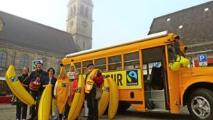 Der Banana-Truck des Vereins Transfair hat auf seiner Deutschlandtour auch in Degerloch angehalten. Die dortige Steuerungsgruppe unterstützte die Aktion. Foto: Barnerßoi