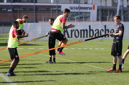 Es wird wieder gearbeitet: VfB-Trainer Hannes Wolf (rechts) und seine Spieler. Foto: Baumann