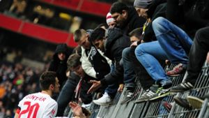Krisengespräch mit den nach Frankfurt mitgereisten VfB-Fans Foto: dpa