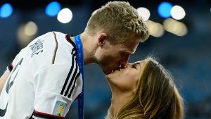 Ein Kuss für den Weltmeister: Andre Schürrle wird von seiner Freundin Montana Yorke belohnt. Foto: Getty Images South America