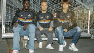 „Vielfalt 22/23“: Silas Katompa, Nico Kappel und Hiroki Ito präsentieren das neue Jersey. In der Bildergalerie sind alle bisherigen VfB-Sondertrikots zu finden. Foto: VfB Stuttgart