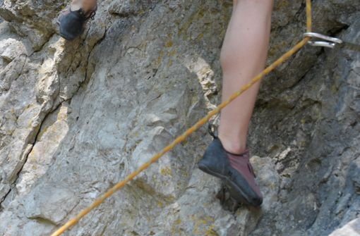 Eine 30-jährige Frau aus Stuttgart ist bei einer Klettertour mit einer Freundin im Tiroler Zillertal ums Leben gekommen. Die Frau stürzte beim Abseilen im Klettergebiet Jägerwand im Gemeindegebiet von Mayrhofen 150 Meter in die Tiefe. Foto: dpa/Symbolbild