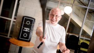 Jan Fitzner, Organisator des «Cane Fu» Kurses, zeigt den Umgang mit einem Krückstock. Der Begriff «Cane Fu» ist eine Mischung aus der Kampfkunst Kung Fu und dem englischen Wort «cane», das «Stock» bedeutet. Foto: dpa