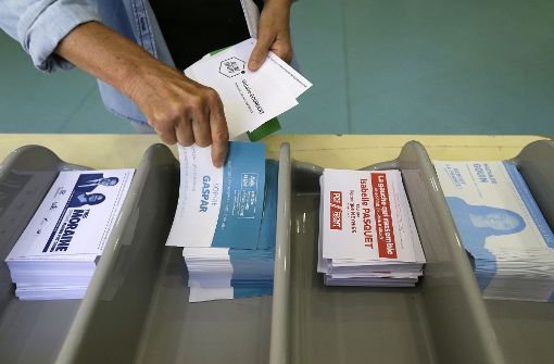 Berechnungen zufolge kann der sozialliberale Präsident Emmanuel Macron bei der zweiten Wahlrunde am kommenden Sonntag mit einer klaren absoluten Mehrheit rechnen. Foto: AP