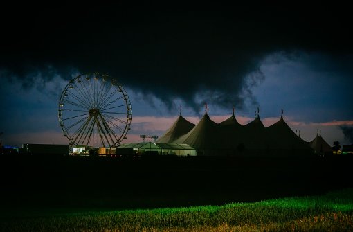 So könnte der Weltuntergang aussehen: Dunkle Wolken über dem Southside-Festival. Foto: Getty Images Europe