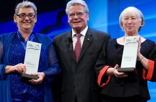 Die zwei Öko-Pionierinnen Ursula Sladek (rechts) und Carmen Hock-Heyl haben den Deutschen Umweltpreis erhalten. Bundespräsident Joachim Gauck überreichte die mit insgesamt 500.000 Euro dotierte Auszeichnung am Sonntag in Osnabrück an die beiden süddeutschen Unternehmerinnen. Foto: dpa