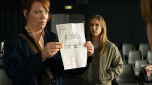Melly Böwe (Lina Beckmann, li.) und Katrin König (Anneke Kim Sarnau) suchen einen Zeugen, der zum Verdächtigen wird. Foto: NDR/Christine Schröder