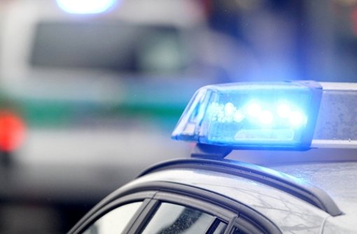 Am Sonntag ist ein 28 Jahre alter Mann in Esslingen von einem Unbekannten niedergestochen worden. Die Polizei sucht den Täter und Zeugen. (Symbolbild) Foto: dpa