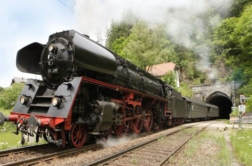 Wie zu Gerwigs Zeiten kann man auf der Schwarzwaldbahn in einer Dampflok fahren. Foto: Stadt Triberg