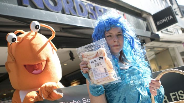 Meerjungfrauen demonstrieren gegen Fischerei