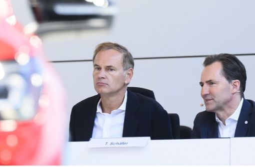 Konzernchef Oliver Blume (links) und der VW-Vorstandschef Thomas Schäfer haben die Produktion der deutschen Werke neu geordnet. Foto: dpa/Julian Stratenschulte