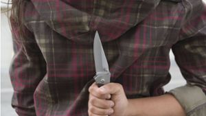 Frau soll Ex-Partner mit Messern lebensgefährlich verletzt haben