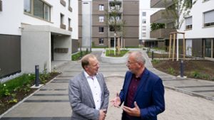 Setzen seit 2016 nicht mehr auf fossile Energien: Achim Eckstein (li.) und Andreas Veit von der Wohnungsbaugesellschaft in Ludwigsburg – hier in Grünbühl. Foto: Simon Granville