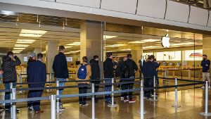 Die Warteschlange vor dem Apple Store im Sindelfinger Breuningerland war um 8 Uhr noch überschaubar. Foto: SDMG