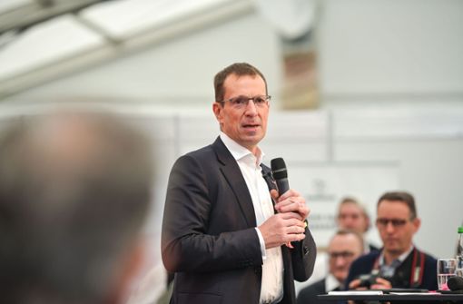 CDU-Fraktionschef Alexander Kotz steht wegen der Ablehnung weiterer Standorte für Flüchtlingsunterkünfte in Stuttgart in der Kritik. Beifall gibt es nur von der AfD. Foto: Max Kovalenko
