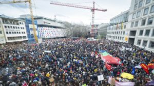 Mehrere Tausend Menschen waren am Samstag zur Demo gegen Rechtsextremismus auf den Stuttgarter Marktplatz gekommen. Foto: Lichtgut/Julian Rettig