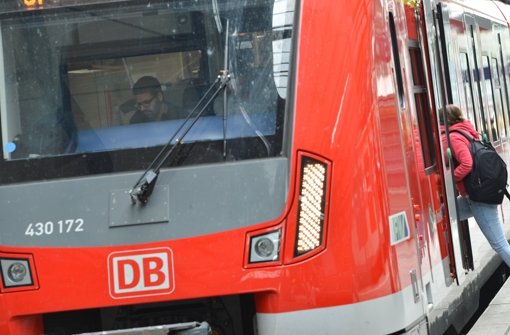 Die S 1 hält am Samstag nicht an den Haltestellen Neckarpark, Untertürkheim und Obertürkheim. Foto: dpa