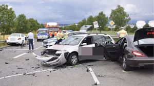 Die Autos wurden bei dem Unfall schwer beschädigt. Foto: 7aktuell.de