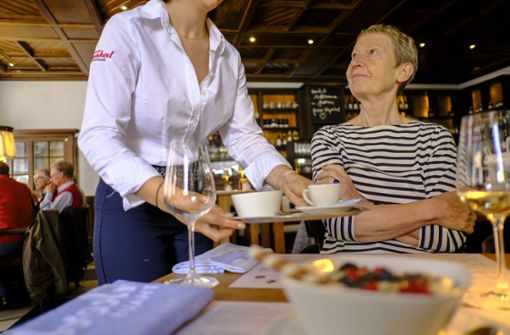 Ziehen die Preise in Restaurants weiter an? Mit einer Steuererhöhung für die Gastronomie könnte dies drohen (Symbolbild). Foto: IMAGO/Michael Kneffel/IMAGO