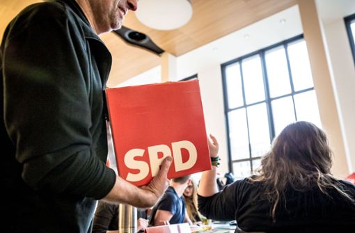 Helfer sammeln Wahlzettel ein bei der SPD-Versammlung in Stuttgart. Foto: Lichtgut/Julian Rettig