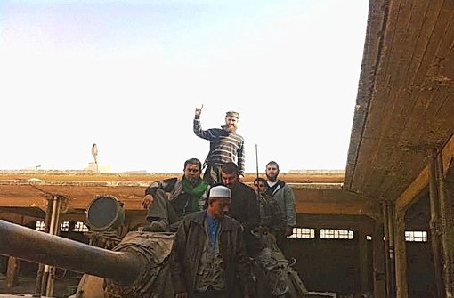 Auf dem Handy eines gefangenen Dschihadisten aus Deutschland fanden Aufständische dieses Bild: Es zeigt den Schleuser „Mohammed“ (Mitte, Zweiter von links) mit dem Salafistenprediger Sven Lau aus Mönchengladbach(hinten) –  der Wasserturm im Hintergrund zeigt, dass das Foto in Harithan bei Aleppo aufgenommen wurde Foto: privat