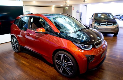 Ein BMW i3 Elektroauto steht in einem Showroom des Autoherstellers. Kläger in den USA fordern für bestimmte Modelle des Elektroautos einen sofortigen Verkaufsstopp. Foto: dpa