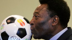 Sorge um Pelé: Das brasilianische Fußballidol musste auf die Intensivstation verlegt werden.  Foto: dpa-Zentralbild
